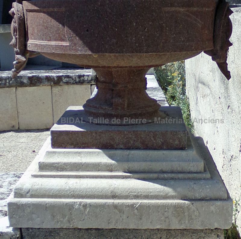 Élégant socle en pierre non gélive - Atelier Alain BIDAL (Provence)