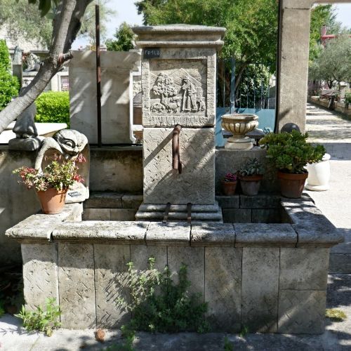 Fontaine de jardin réalisée dans la pure tradition provençale.
