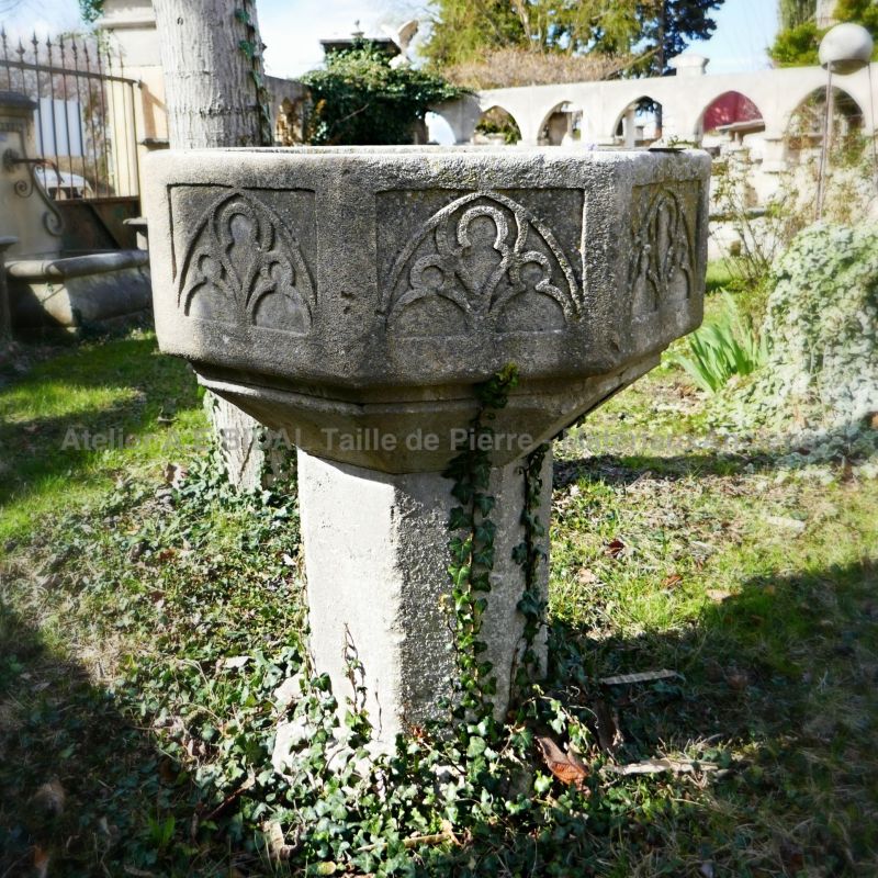 Bénitier en pierre patinée par le tailleur de pierre Alain BIDAL, Provence
