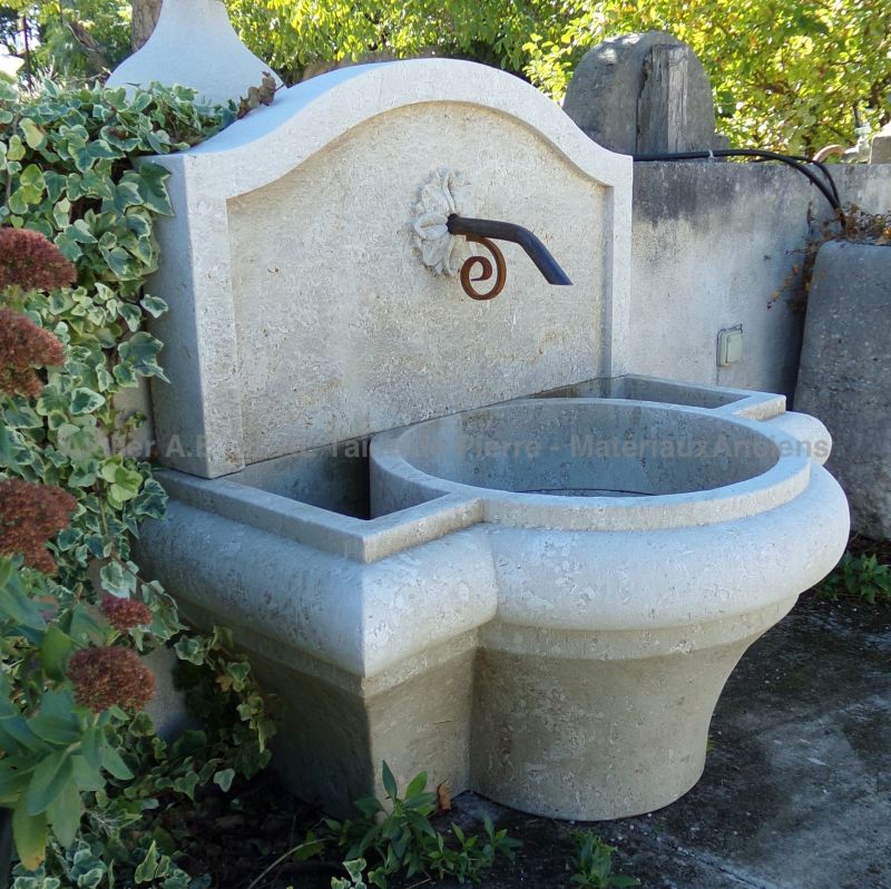 Petite fontaine murale pour extérieur en pierre naturelle taillée par notre tailleur de pierre - Atelier Alain BIDAL (Provence)