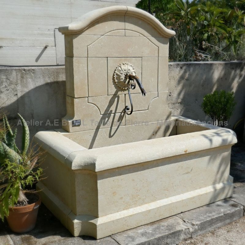 Fontaine de jardin - Fontaine à eau de réalisation artisanale de l'atelier Alain BIDAL (Provence)