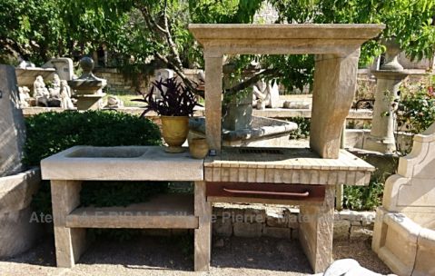 Barbecue de style provençal, réalisé en pierre naturelle dans nos ateliers en Provence.