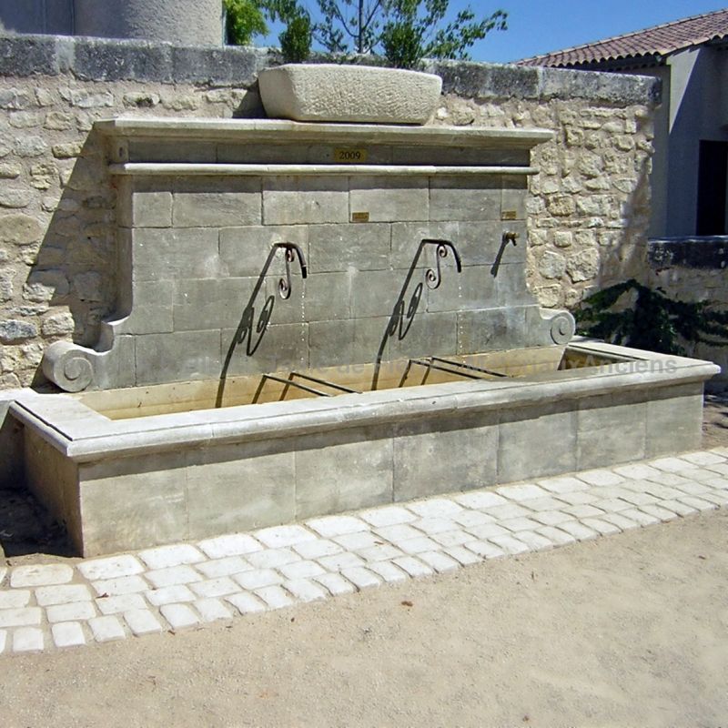 Fontaine de jardin en pierre de taille (pierre d'Estaillades).