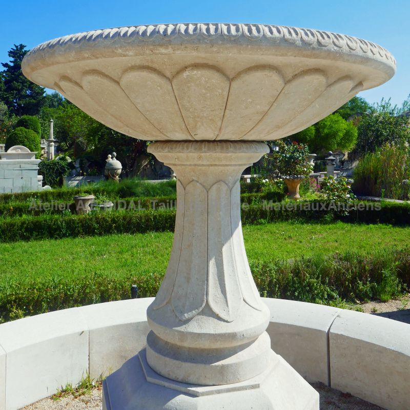 Colonne centrale et vasque à godrons en pierre sculptées à la main sur notre large fontaine centrale de jardin en pierre de taille.