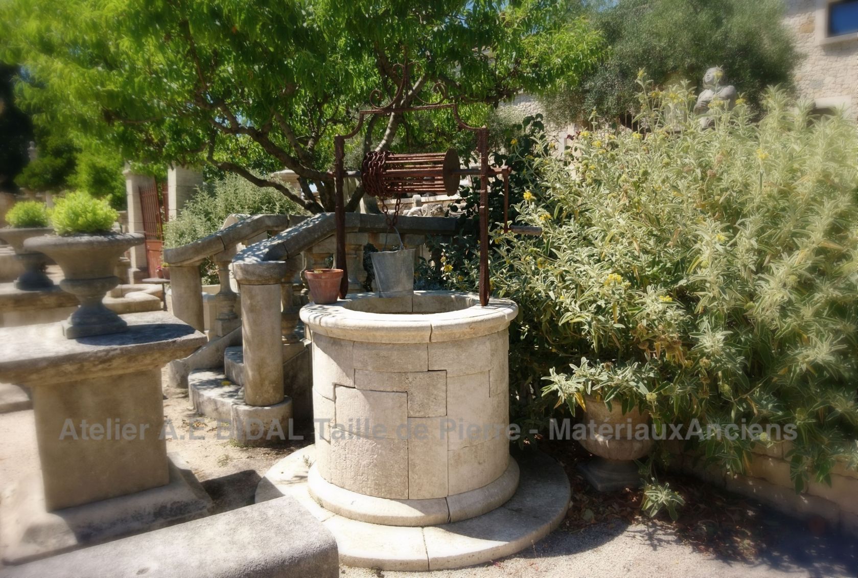 Voici un magnifique puits en pierre naturelle réalisé par Alain Bidal dans son atelier à l’Isle-sur-la-Sorgue.