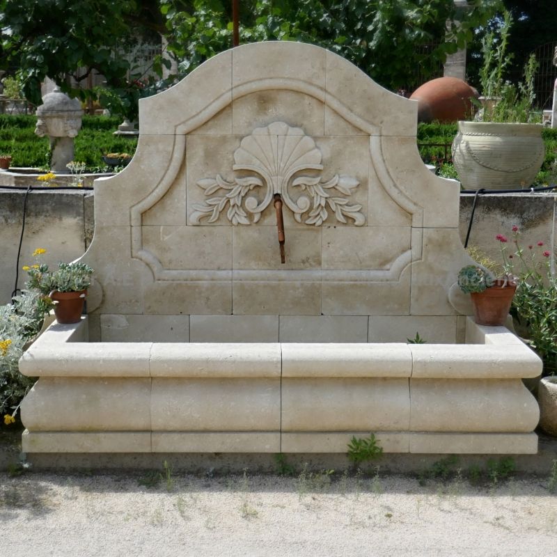 Fontaine en pierre de taille : une réalisation artisanale du tailleur de pierre du Vaucluse Alain Bidal.