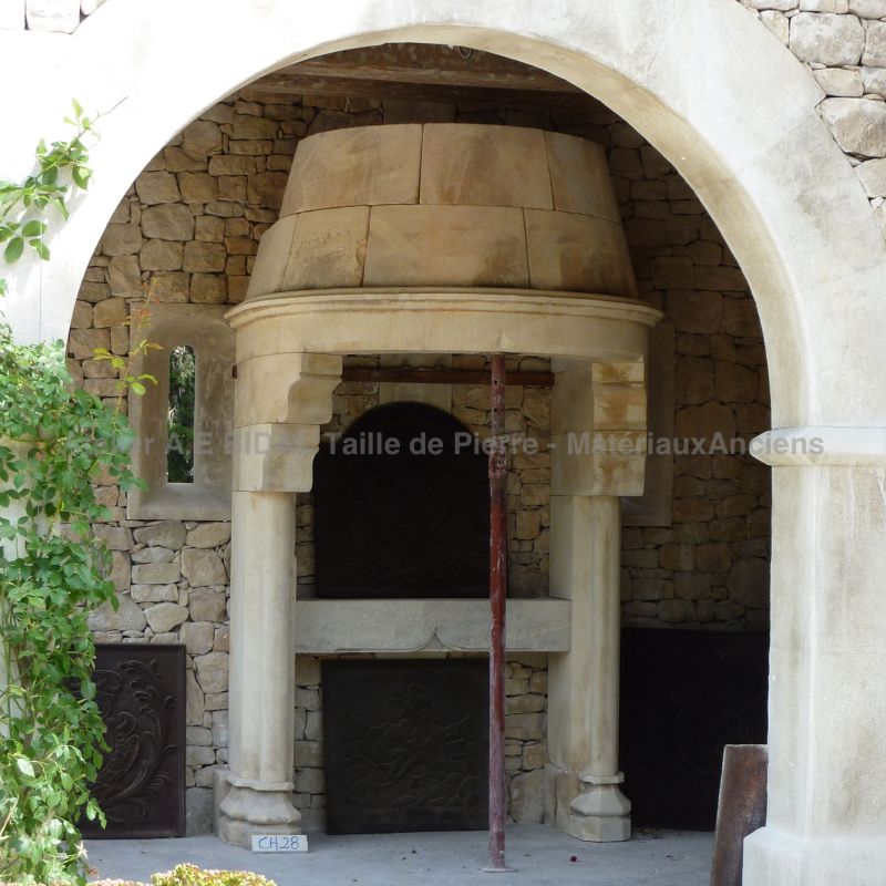 Somptueuse cheminée gothique ronde en pierre taillée par l'entreprise artisanale du Vaucluse Alain Bidal.