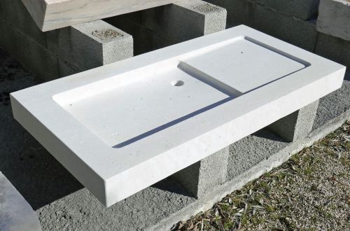 Évier en pierre naturelle pour cuisine - Fabrication artisanale et française de l'Atelier de taille de pierre Alain BIDAL.