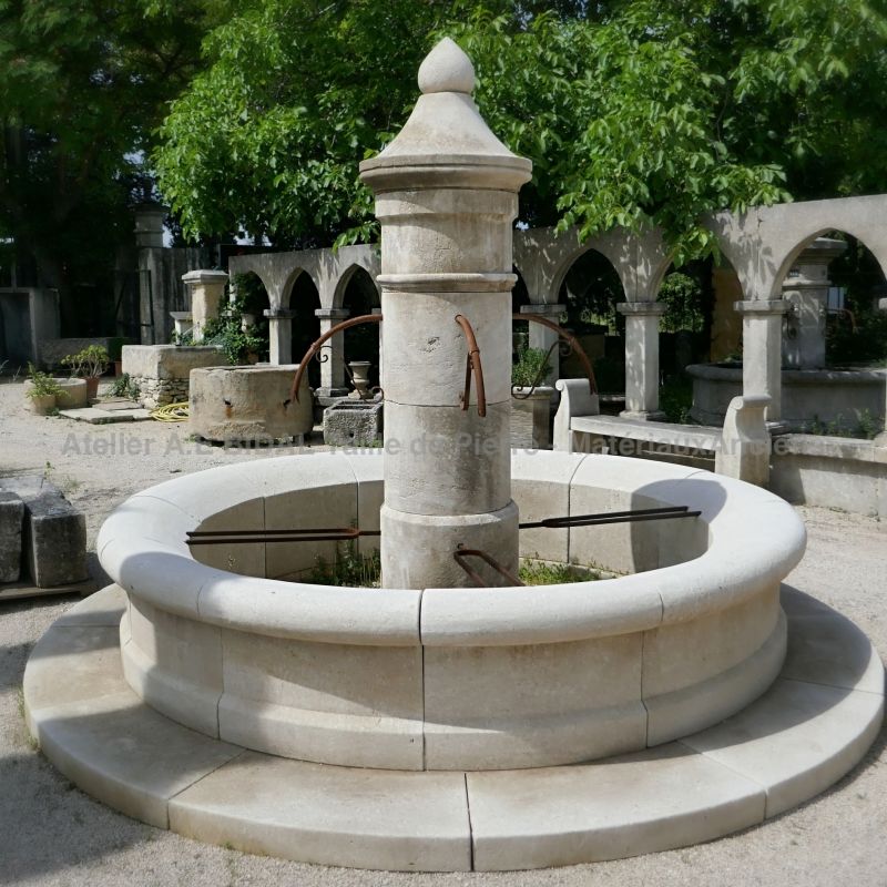 Fontaine centrale très large en pierre d'Avy du tailleur de pierre provençal Alain BIDAL.