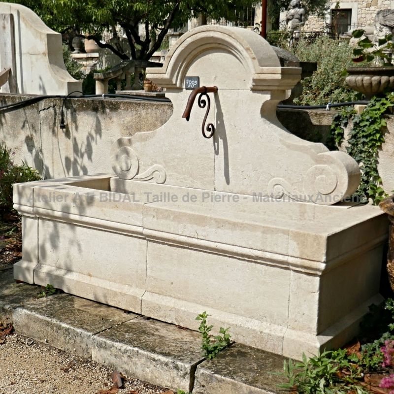 Fontaine pour jardin en pierre calcaire de fabrication artisanale et provençale.