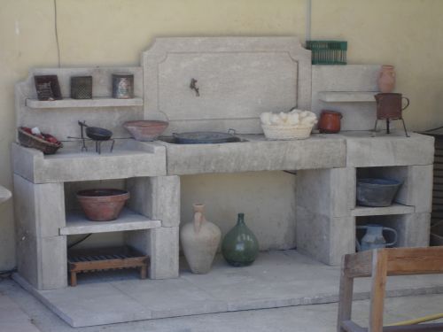 Traditional Provence summer kitchen in carved limestone - Atelier Alain Bidal (Provence)