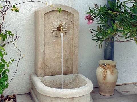 Petite fontaine de jardin en pierre naturelle par le tailleur de pierre en Provence Alain BIDAL