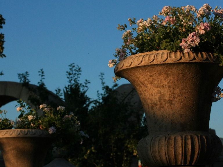 Fabrication artisanale de vases en pierre de provence.