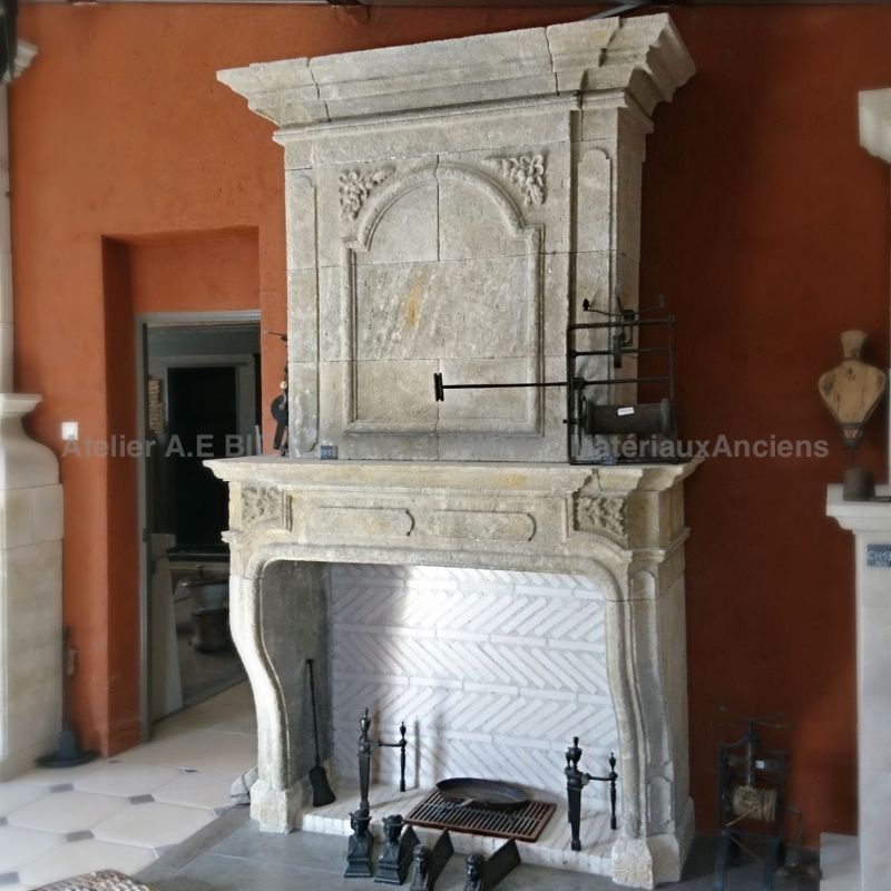 Louis XV style fireplace crafted in Estaillades stone - Atelier Alain BIDAL (Provence)