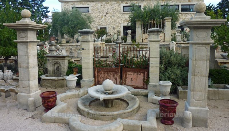 Paire de piliers en pierre pour portail de jardin - taille de pierre Alain Bidal, maitre artisan.