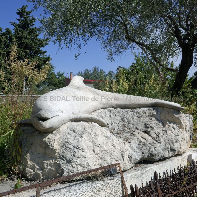 Dauphin sculpté en pierre par Atelier Alain Bidal, tailleur de pierre en Provence