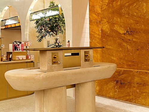 Magnifique évier lavoir en pierre de Dordogne pour Occitane & Pierre Hermé  ǀ Atelier Alain Bidal en Provence.