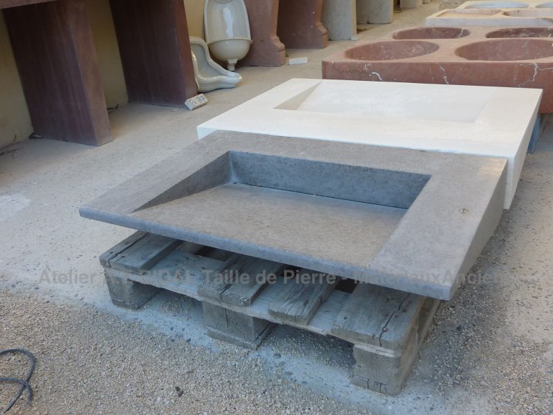 Evier en pierre directement inspiré des lavoirs provençaux d'antan - Atelier Alain BIDAL ( Provence)
