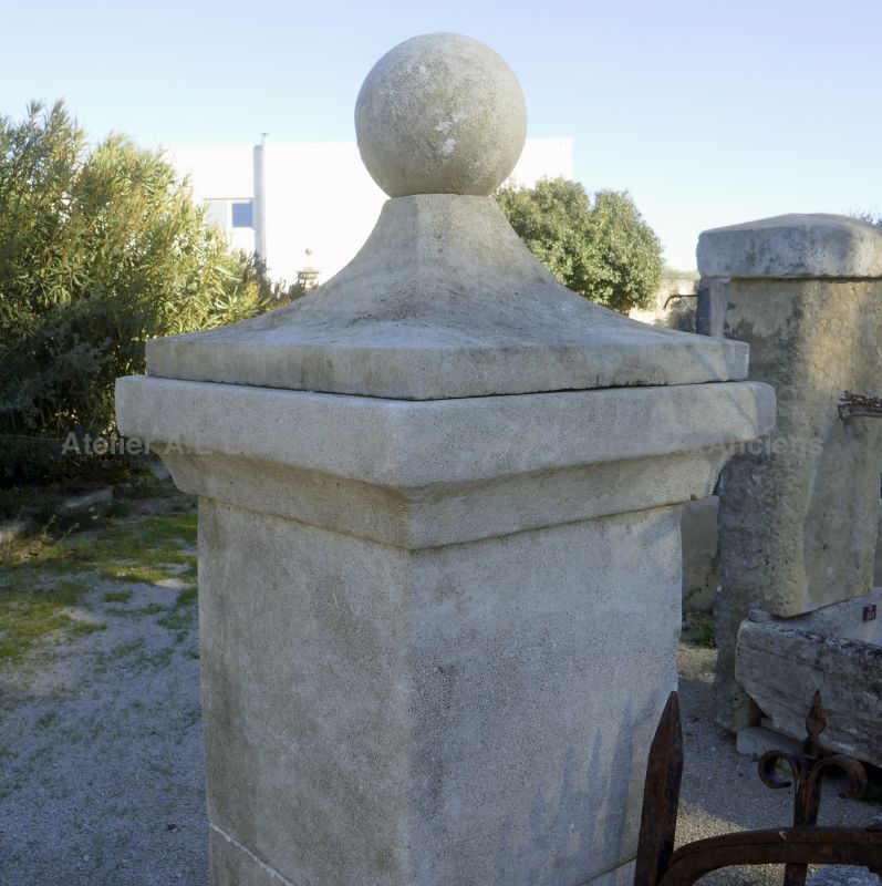 Chapiteau mouluré avec boule en pierre : Piliers en pierre pour portillon - Atelier Alain BIDAL (Provence)