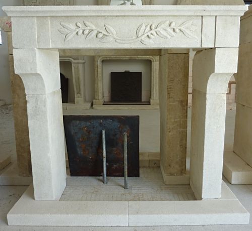 Petite cheminée provençale façonnée en pierre d'Estaillades - Atelier Alain BIDAL (Provence)