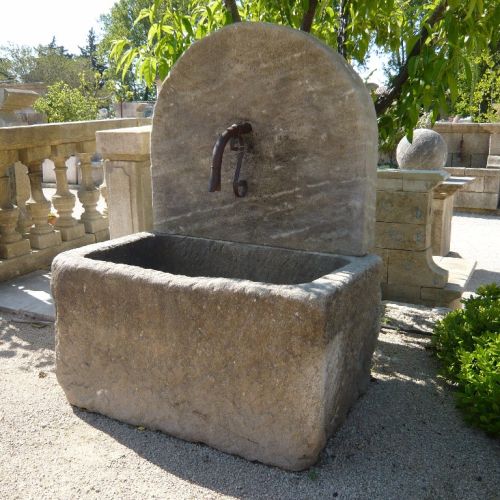Fontaine de jardin dite fontaine murale à bac massif par l'atelier de taille de pierre du Vaucluse Bidal.