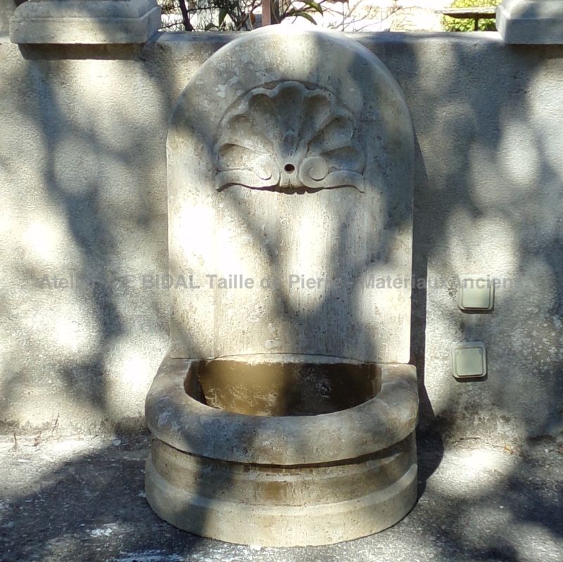 Fontaine murale avec bassin mouluré et coquille sculptée - Atelier Alain BIDAL (Provence)
