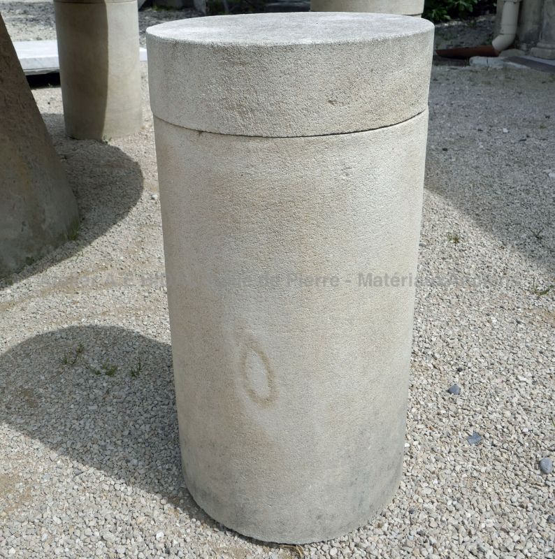 Charming stone stool - a nice piece of crafted garden furniture by the atelier Alain BIDAL (Provence)