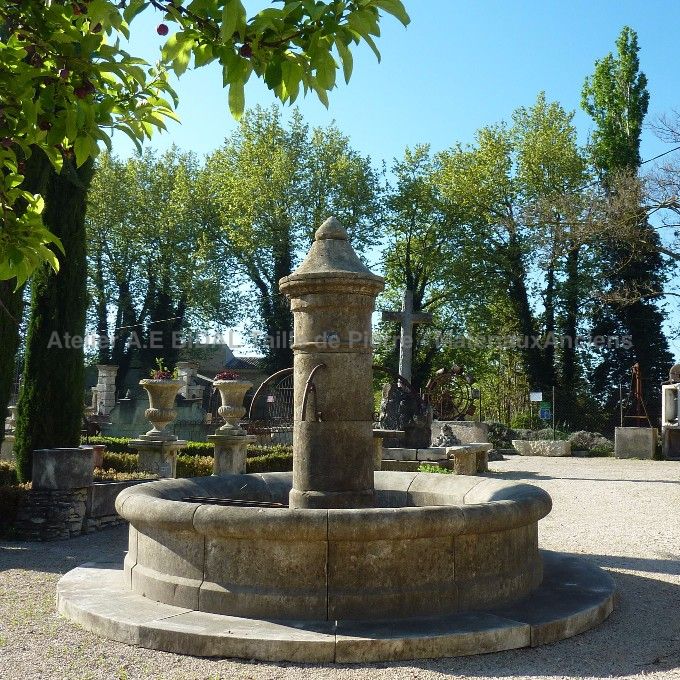 Fontaine de jardin centrale en pierre de taille exceptionnelle - Atelier Alain BIDAL (Provence)