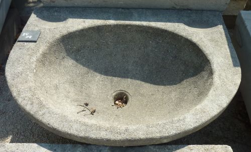 Lavabo en pierre naturelle - par le tailleur de pierre Bidal spécialiste dans la création de mobilier de salle de bain.