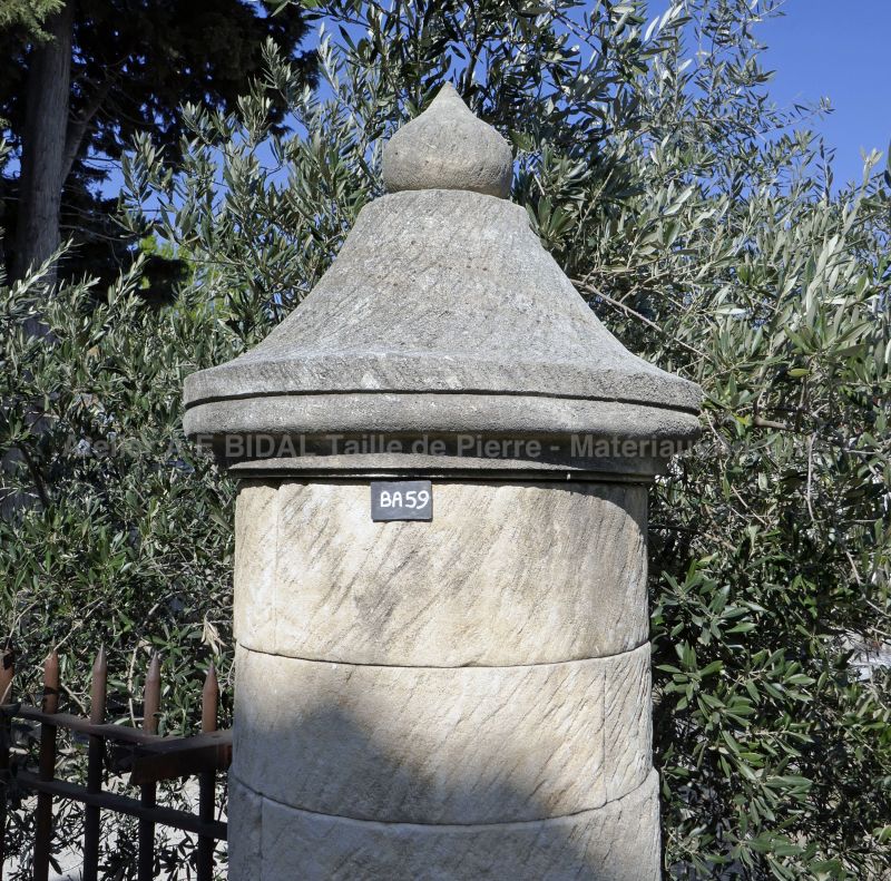Chapiteau pour pilier de portail de forme cylindrique en pierre de taille - Atelier Alain BIDAL.