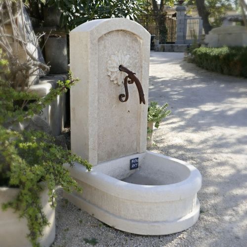 Borne à eau en pierre calcaire du tailleur de pierre Alain BIDAL.