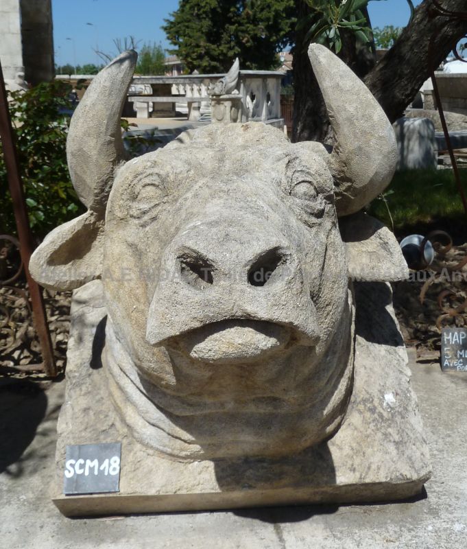Tête de taureau sculptée à la main en pierre de Provence : Atelier Alain BIDAL
