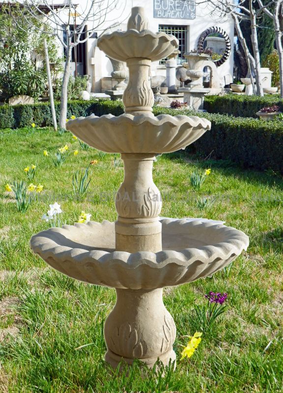 Belle fontaine en pierre à 3 niveaux de réalisation signée de l'artisan tailleur de pierre Alain Bidal.