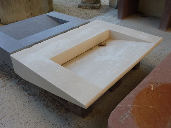Très design, évier en pierre de taille incliné façon lavoir - Atelier Alain BIDAL ( Provence)