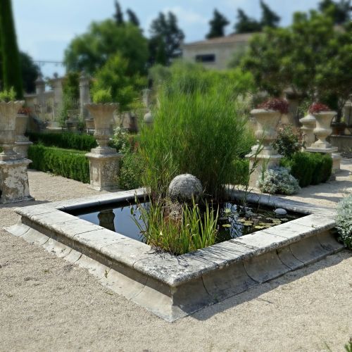 Magnifique bassin de jardin en pierre naturelle pour l'aménagement du jardin - Atelier Alain BIDAL (Provence)