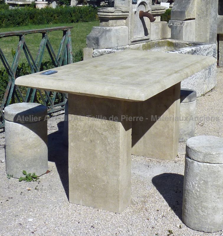 Bureau en pierre pour la terrasse ou petite table en pierre de jardin - Atelier Alain BIDAL (Provence)
