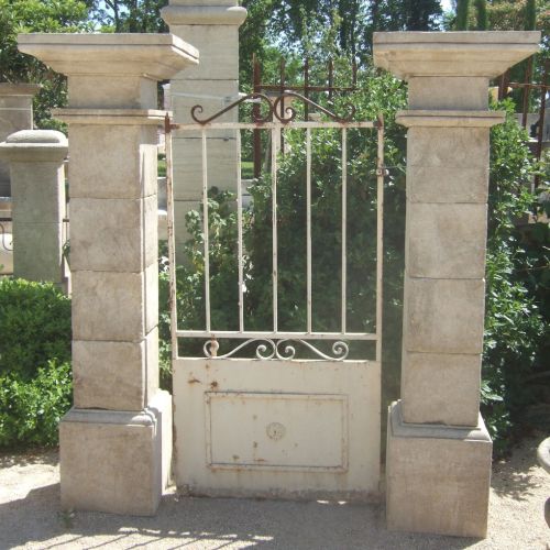 Piliers en taille de pierre - réalisés à l'Isle sur la Sorgue en Provence.