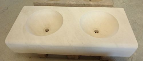 Exceptional bathroom sink in carved limestone by the stone cutter in Provence Alain BIDAL