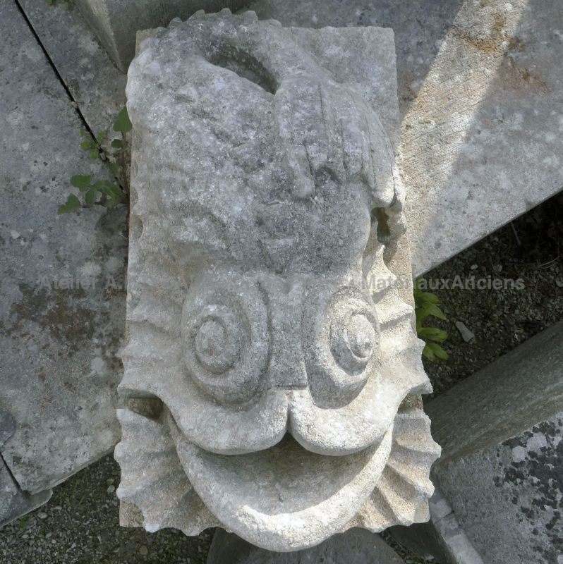 Dauphin cracheur d'eau : sculpture en pierre décorative pour extérieur - Atelier Alain BIDAL (Provence)
