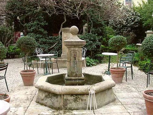 Réalisation de fontaine en pierre de Provence par un tailleur de pierre réputé.