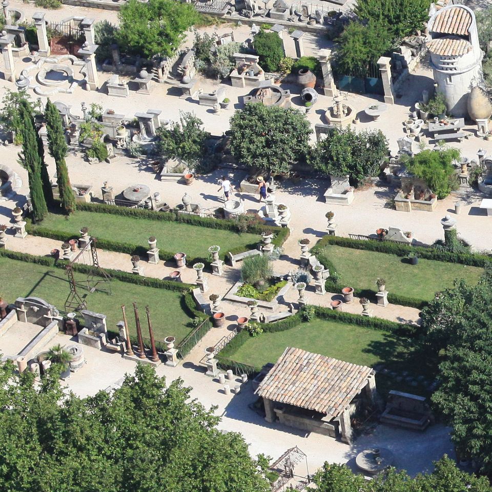 Un large choix de fontaines et décorations pour jardin et extérieur en pierre de taille