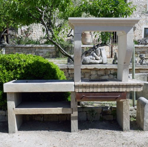 Summer kitchen in carved limestone by the Atelier Alain Bidal (Provence)