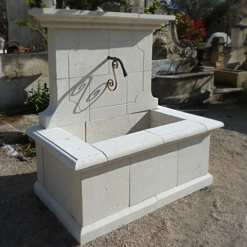 Taille de pierre écologique et naturelle chez le tailleur de pierre Alain Bidal en Provence.
