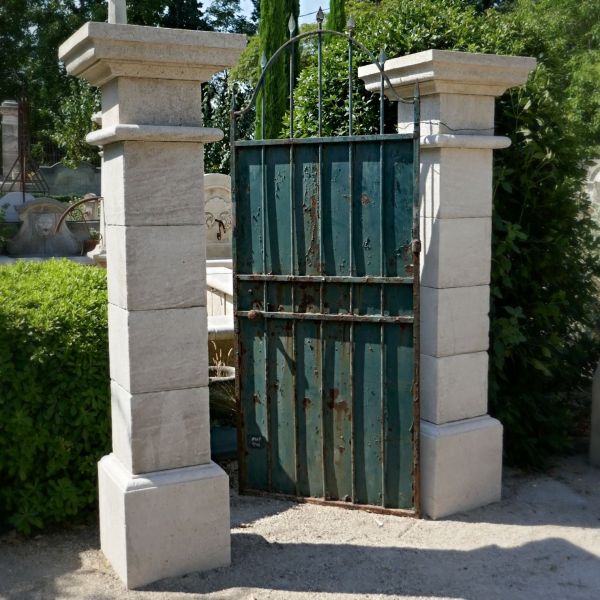 Paire de piliers en taille de pierre réalisés à l'Isle sur la Sorgue en Provence par Alain BIDAL.