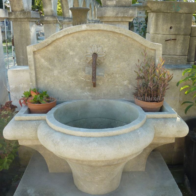 Fontaine de jardin décorative avec 3 bassins : 1 grand bassin et 2 petits - Atelier Alain BIDAL (Provence)