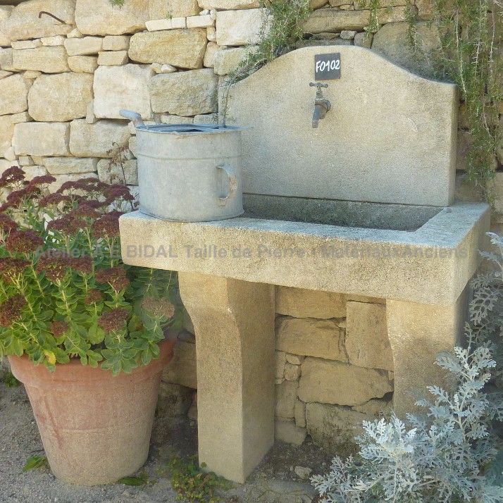 Evier en pierre - meuble extérieur en pierre naturelle par le tailleur de pierre Alain Bidal.