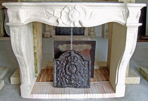 Classic Louis XV mantel in carved Provence limestone -  Atelier Alain BIDAL (Provence)