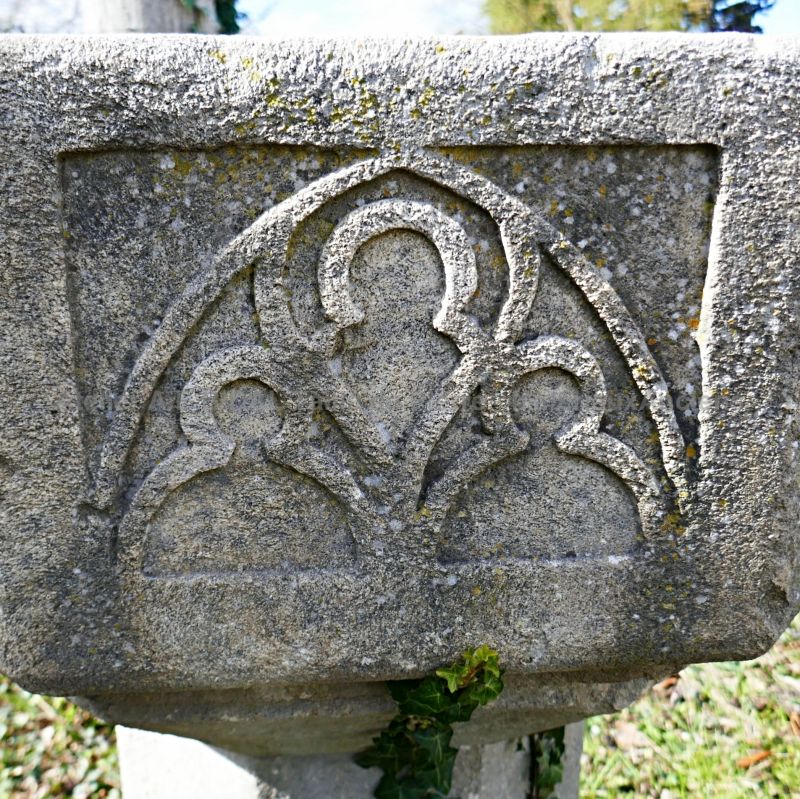 Détail des sculptures faites à la main sur notre bénitier en pierre