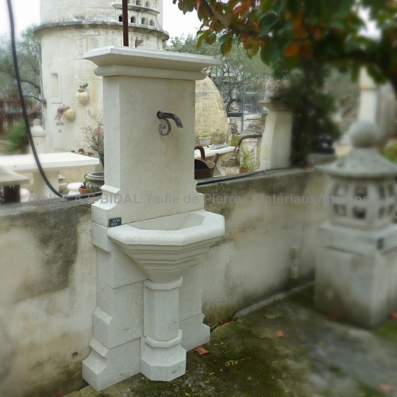 Fontaine de jardin rustique en pierre naturelle par le tailleur de pierre Alain Bidal à l'Isle sur Sorgue.