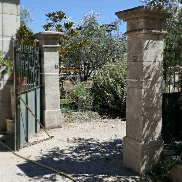 Piliers pour portail en pierre naturelle fabriqués sur mesure.